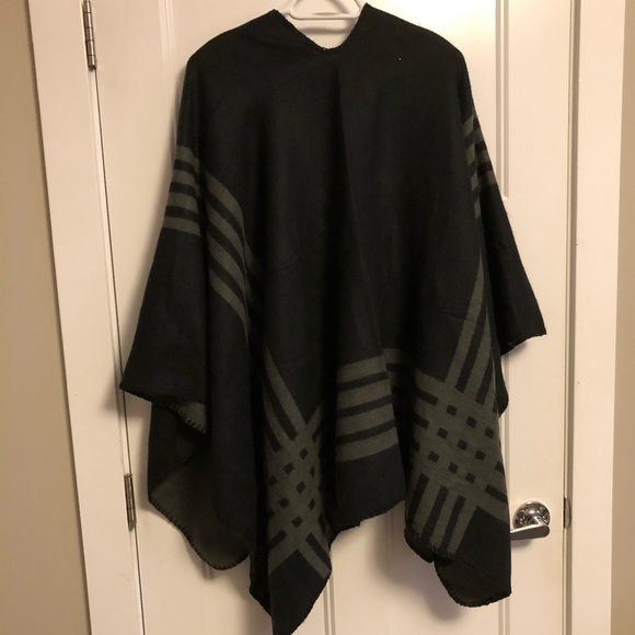Barely used poncho / wearable blanket - Picture 2 of 3